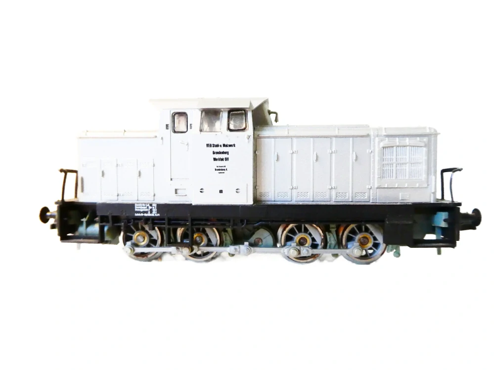 H0 PIKO Dieselová lokomotiva BR 106 „Werklok 611 VEB Stahl- und Walzwerk Brandenburg" OSVĚTLENÁ TOP STAV
