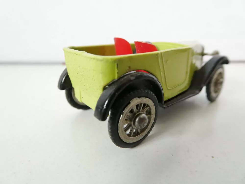 Osobní automobil historický - kovový model