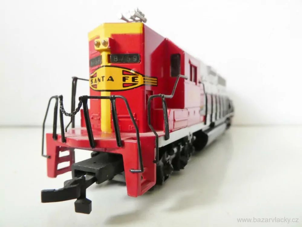 H0 BACHMANN - Dieselová lokomotiva Santa Fe 8759 TOP STAV 