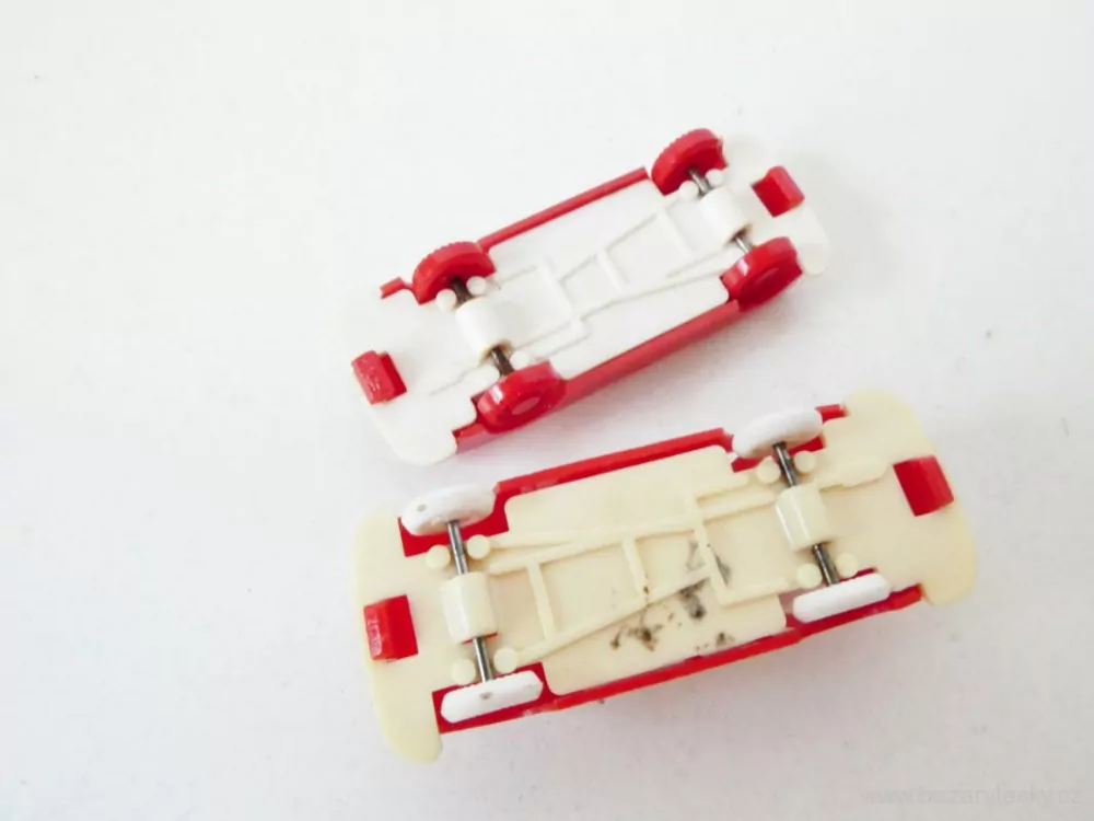 H0 SET 2 ks Osobní automobil Wartburg s poškozením 