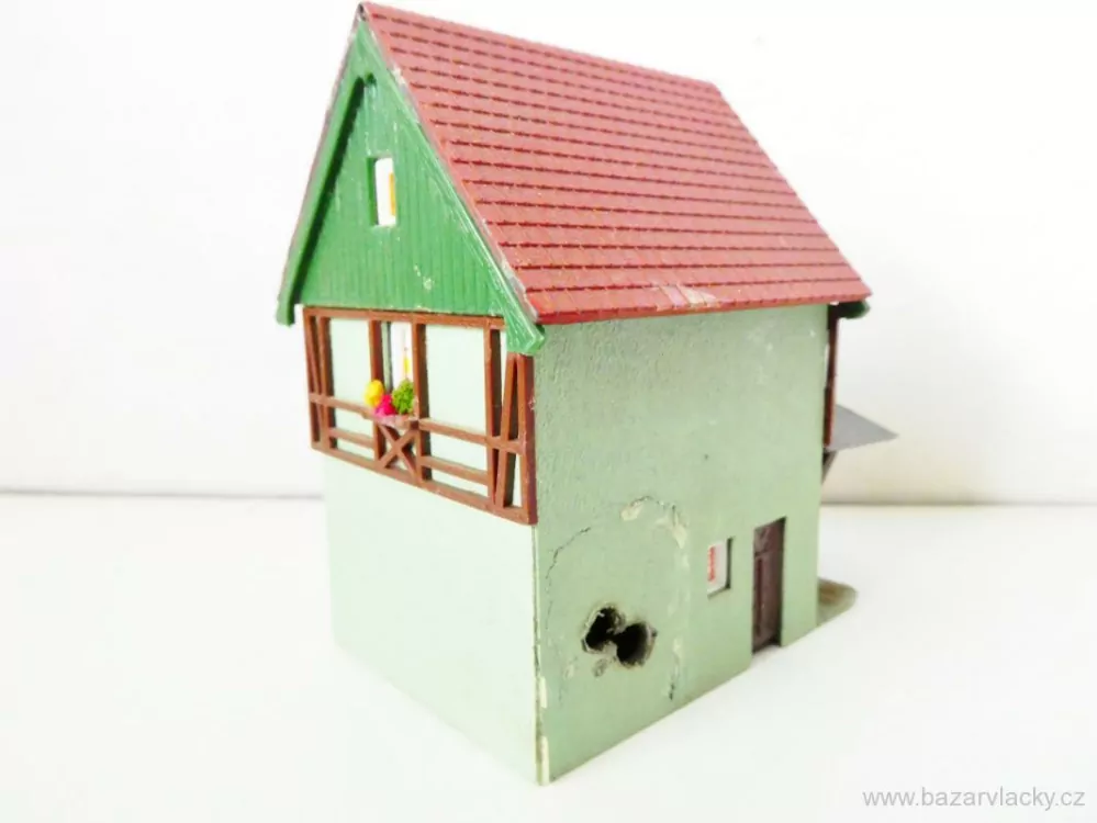 TT Hrázděný městský obytný dům s čerpací stanicí