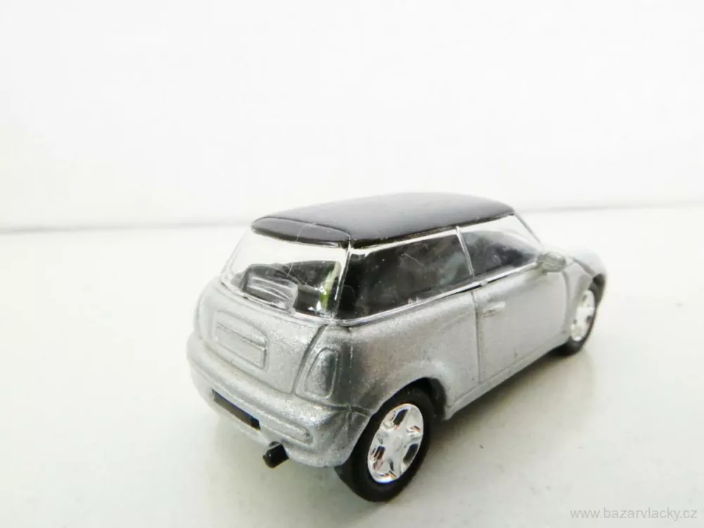 H0 Osobní automobil  stříbrný s černou střechou TOP STAV