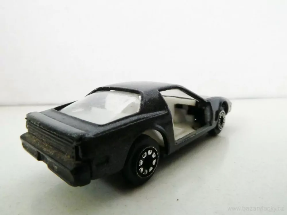 Osobní automobil černý bez dveří - kovový model