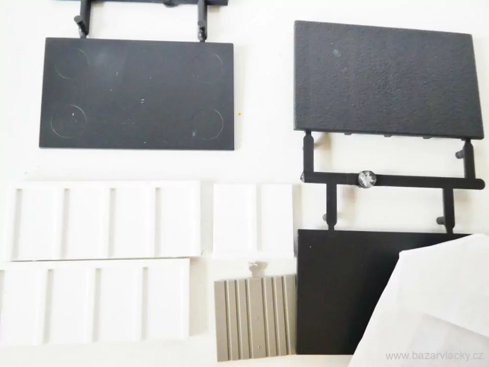 H0 AUHAGEN 11420 Stavebnice - částečně použitá - Garáž s výklopnými vraty