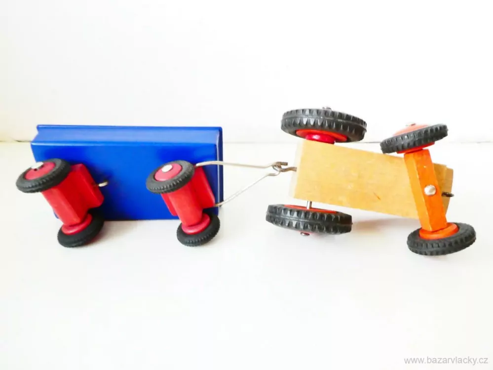 Dřevěný traktor s přívěsným vozíkem