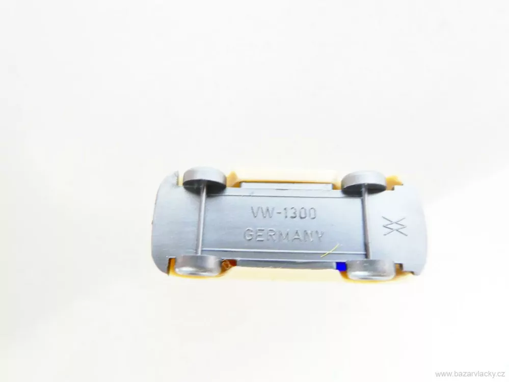 N Osobní automobil VW 1300 BROUK bílý s majákem TOP STAV