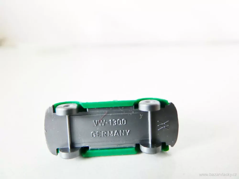 N Osobní automobil VW 1300 BROUK zelený s majákem TOP STAV