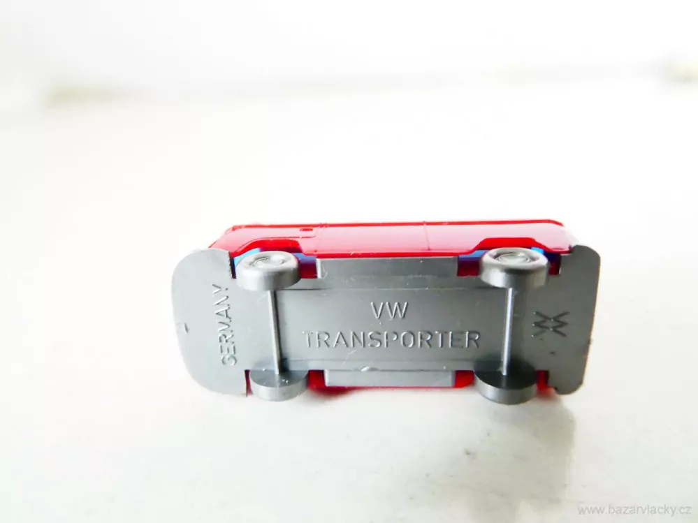 N Automobil VW Transporter červený s majákem TOP STAV