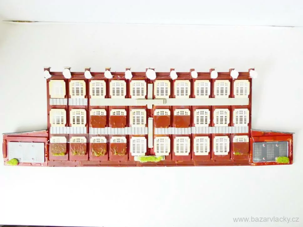 H0 Stavební prvek - zeď k velké patrové cihlové budově (55 x 19 cm)
