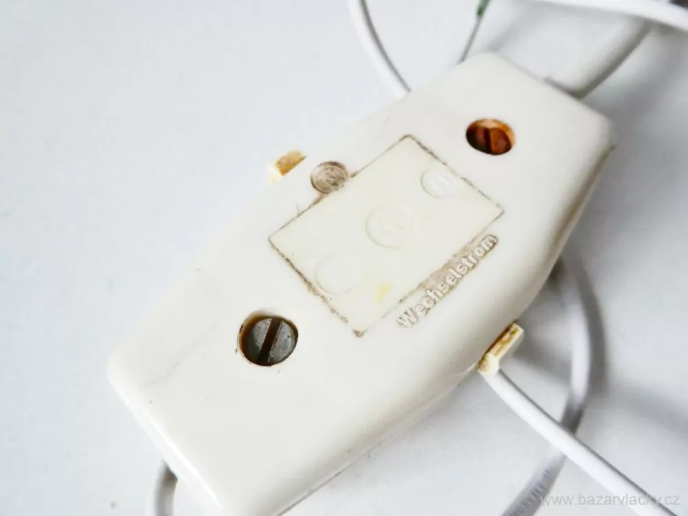 Kabel se zástrčkou a vypínačem