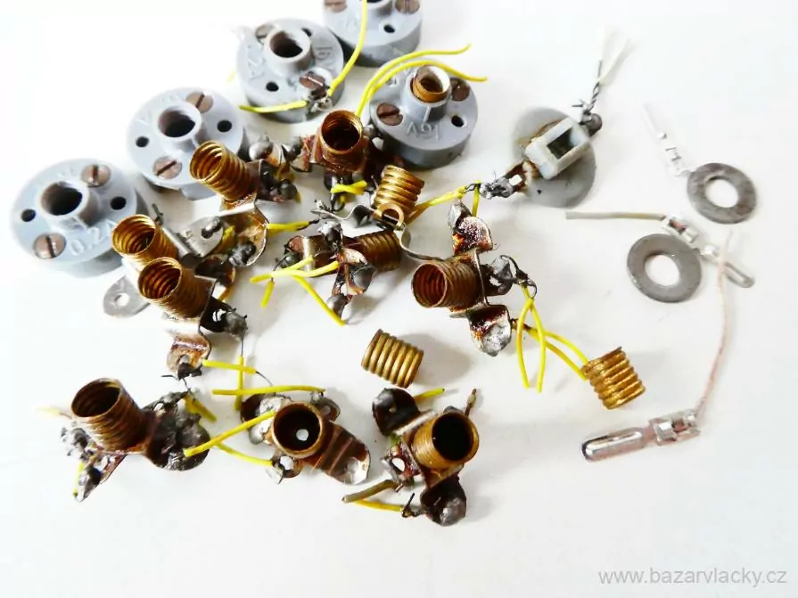 MIX SET Objímky na minižárovky , konektory, podložky - vše, co je na foto cca 20 ks