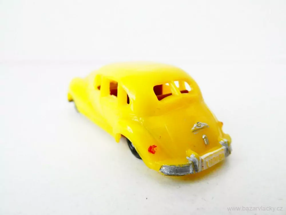 H0 Osobní automobil žlutý starší výroby DDR
