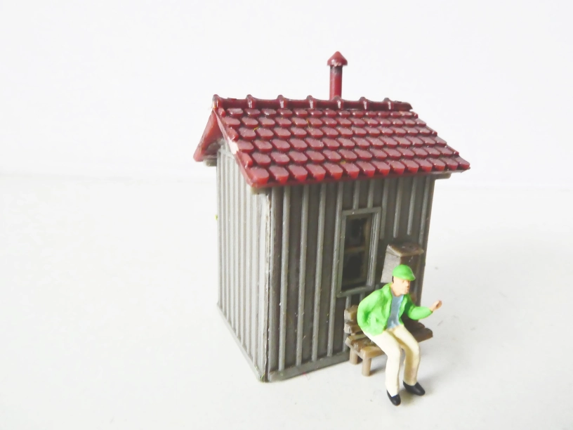 TT/H0 Chatka - budka s lavičkou a figurkou