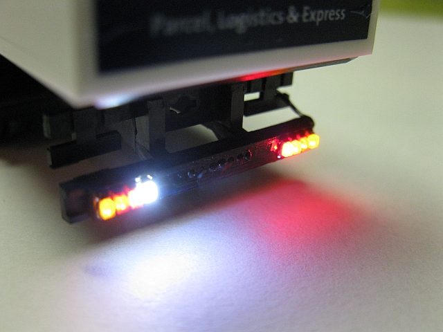 H0 MODELLBAU SCHÖNWITZ - Zadní nárazník s osvětlením LED k nákladním automobilům H0 NOVÉ NEPOUŽITÉ ORIG. ZABALENÉ