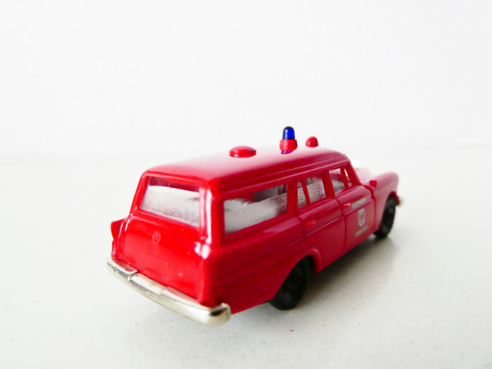 H0 BREKINA Požární vozidlo Mercedes 190 Feuerwehr Frankfurt TOP STAV