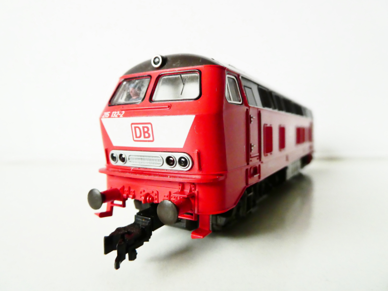 H0 ROCO Dieselová lokomotiva BR 215 132-2 DB TOP STAV