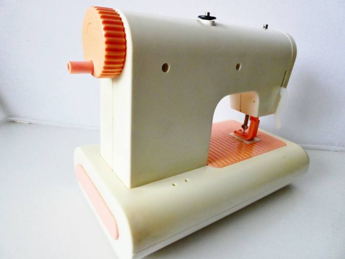 Hračka PIKO 25 5082 GABRIELA Šicí stroj dětský na baterie PRO SBĚRATELE I PRO DĚTI Pěkný stav