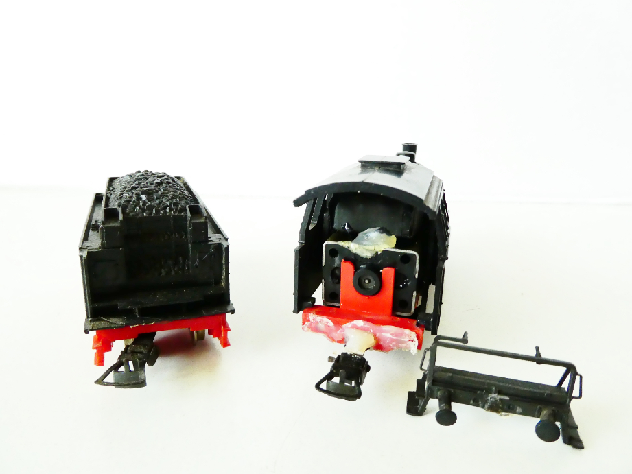 H0 PIKO Parní lokomotiva s tendrem BR 98 002 DR NA RENOVACI (JEDE PERFEKTNĚ, ale zadní část byla lepena tavnou pistolí)