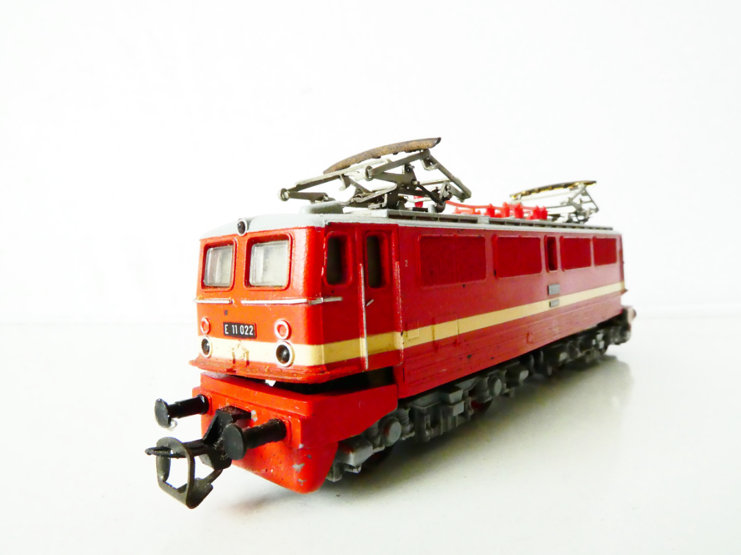 TT GÜTZOLD Elektrická lokomotiva E 11 022 DR OSVĚTLENÁ