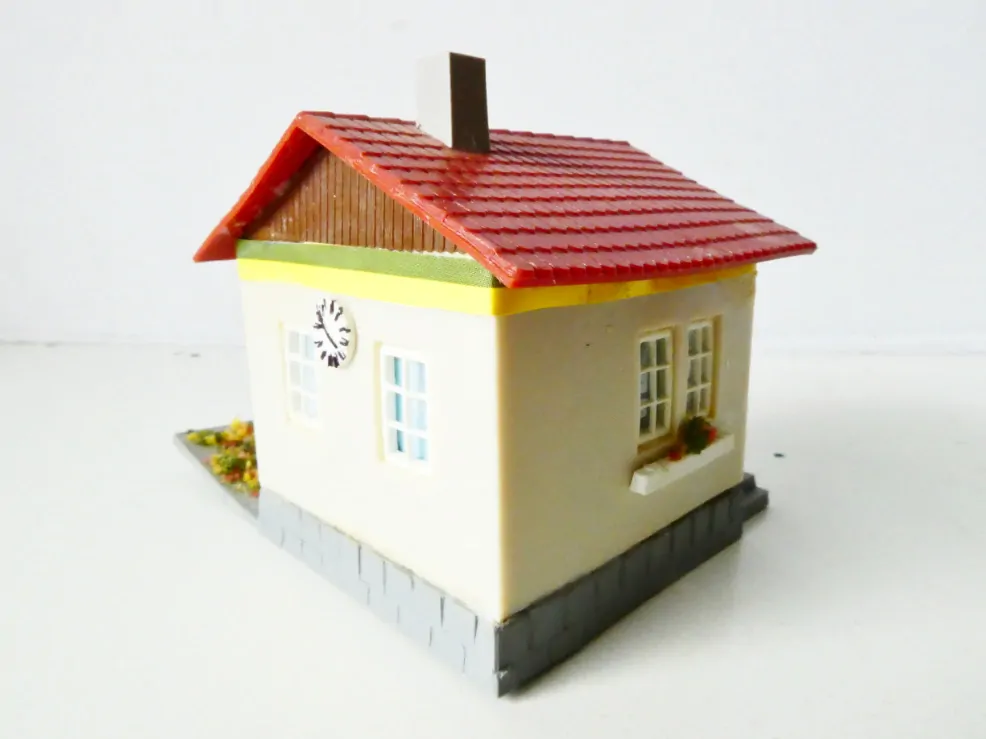 TT/H0 AUHAGEN Drážní domek s hodinami a zahrádkou