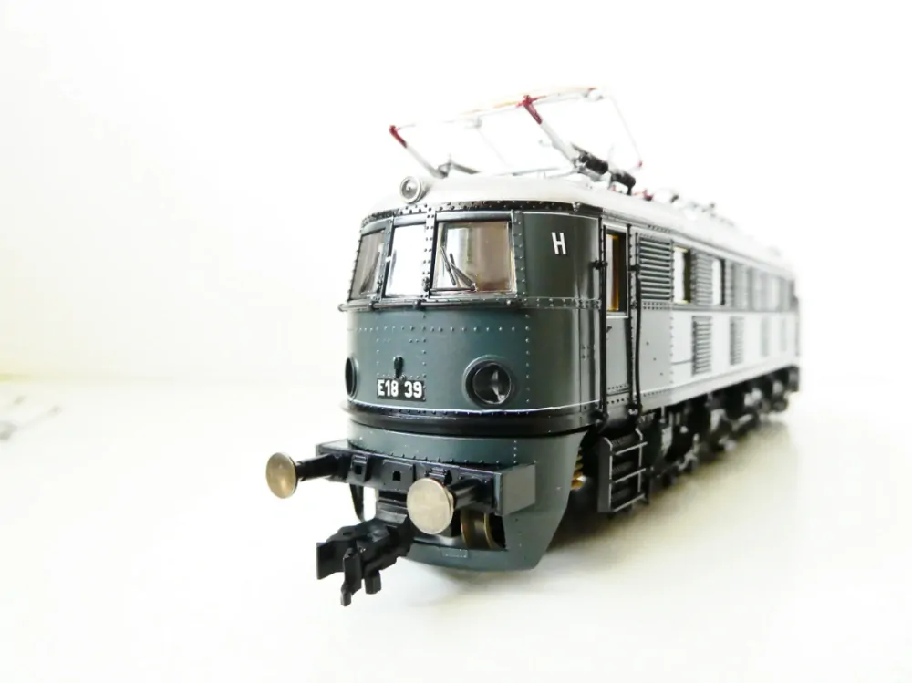 H0 ROCO 43758 Elektrická lokomotiva E18 39 DRG OSVĚTLENÁ s přiloženým dekodérem Digital plus by Lenz NEPOUŽÍVANÁ v krabičce, ale k OPRAVĚ PANTOGRAFU (v krabičce mnoho orig. doplňků)