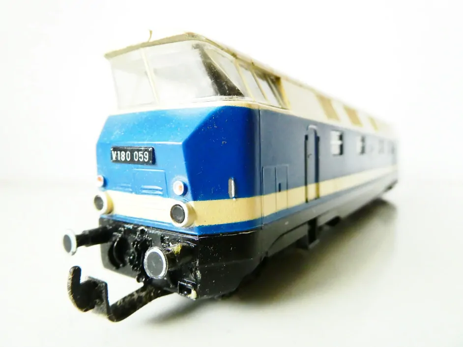 H0 GÜTZOLD Dieselová lokomotiva V 180 059 DR OSVĚTLENÁ v krabičce