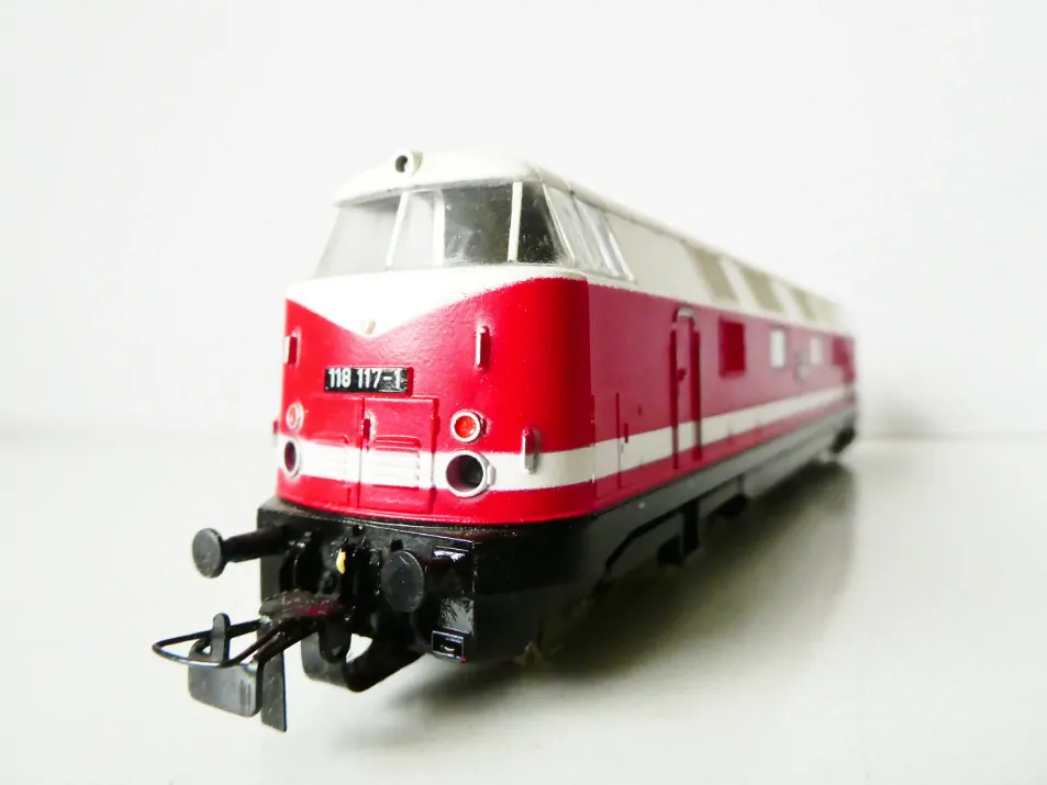 H0 PIKO Dieselová lokomotiva BR 118 117 -7 DR OSVĚTLENÁ TOP STAV v krabičce