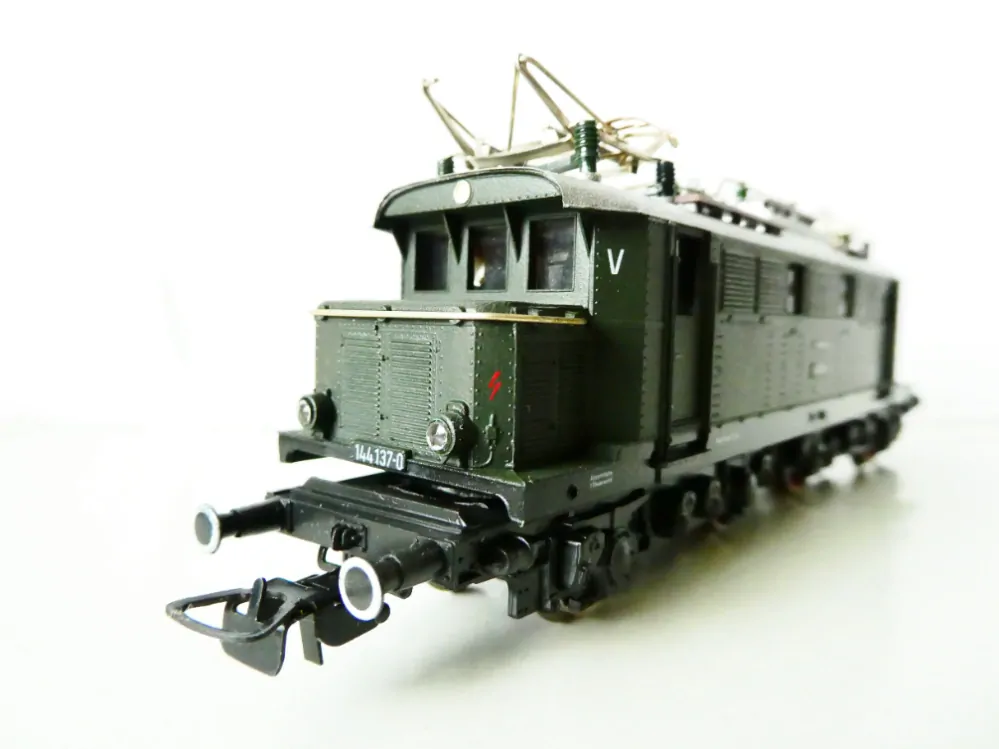 H0 PIKO Elektrická lokomotiva BR 144 137-0 DR OSVĚTLENÁ TOP STAV NEPOUŽITÁ v orig. krabičce 