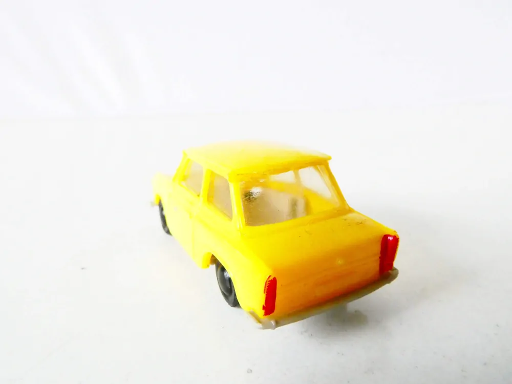 H0 Osobní automobil TRABANT 601 žlutý