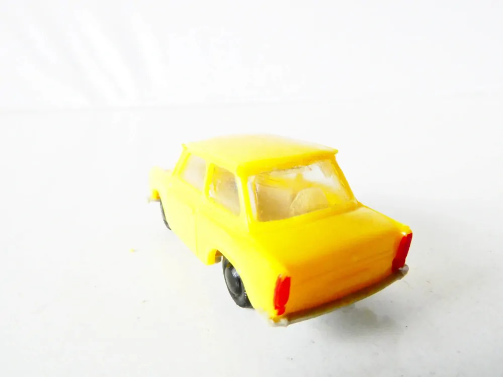 H0 Osobní automobil TRABANT 601 žlutý