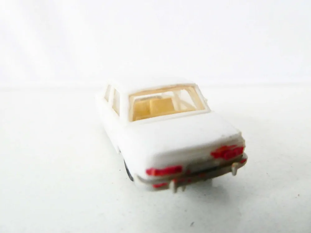 H0 Osobní automobil Wartburg 353 bílá