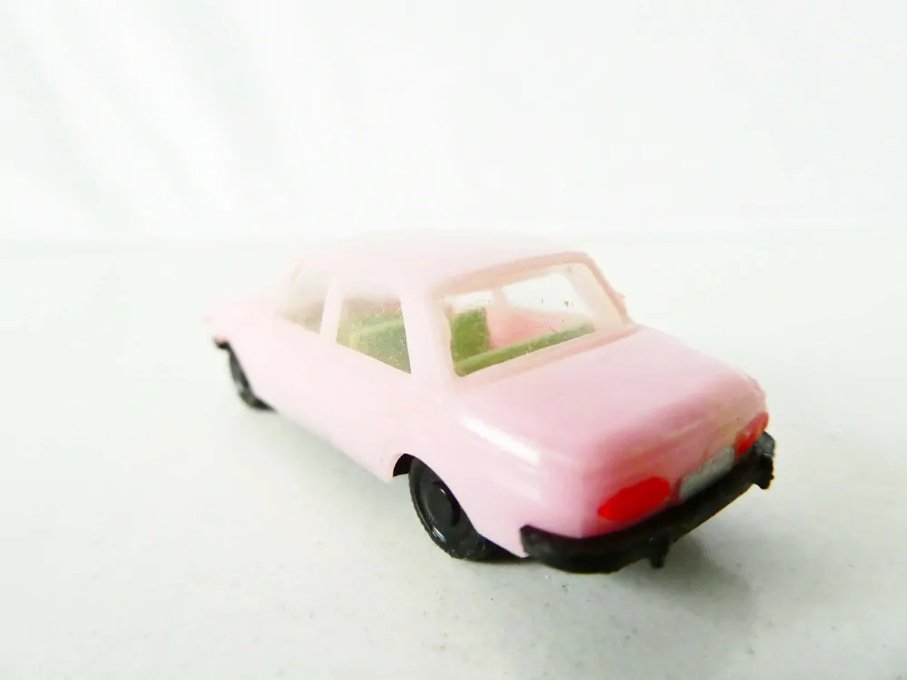 H0 Osobní automobil Wartburg 353 růžová PĚKNÝ STAV