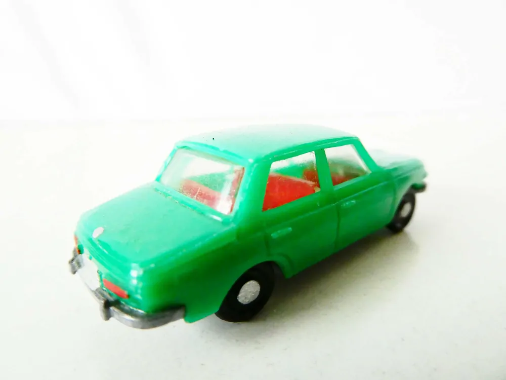 H0 Osobní automobil Wartburg 353 zelená PĚKNÝ STAV