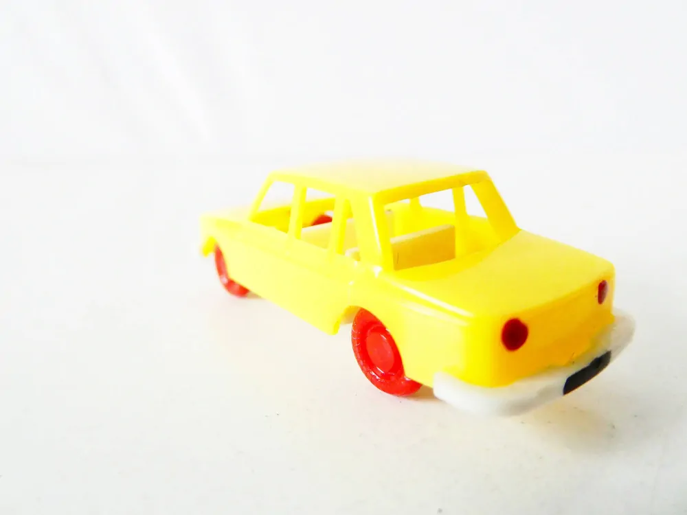 H0 Osobní automobil Wartburg 353 žlutá PĚKNÝ STAV