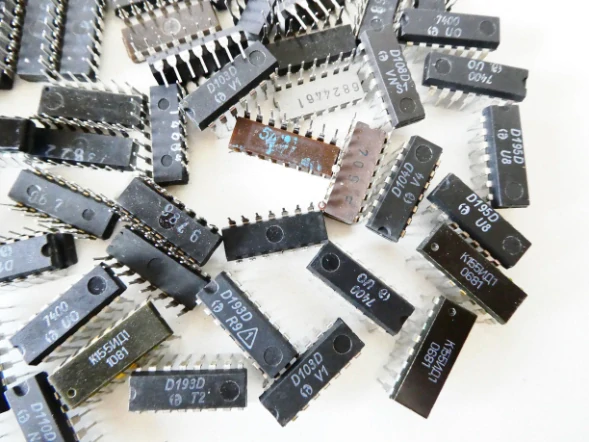 SET 73 ks Integrované obvody MIX D195D, D110D, D150D, TESA S98, 7400PC, 7420PC, D130D, D193D, D1100, D140D atd :-)