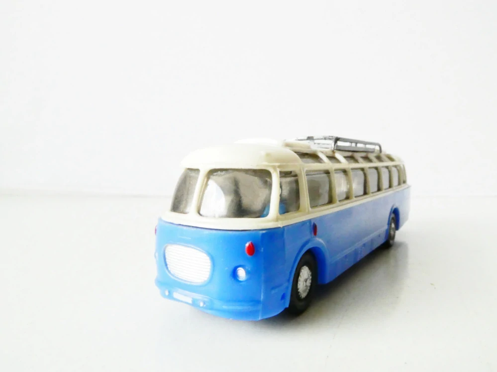 H0 Autobus modrý se střešní zahrádkou PĚKNÝ STAV