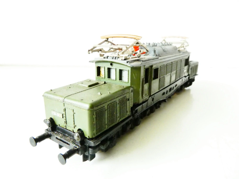 TT BTTB Elektrická lokomotiva E 94 065 DR NA SERVIS (PŘI JÍZDĚ ZADRHÁVÁ)