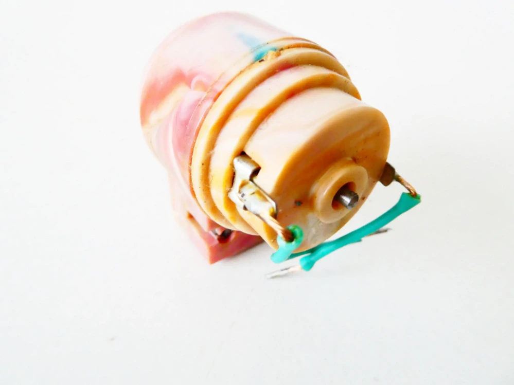 Motor značený 29 82 růžový bakelit