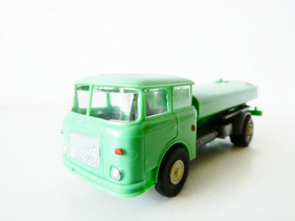 H0 Nákladní automobil ŠKODA s řidičem - cisterna na vodu zelená