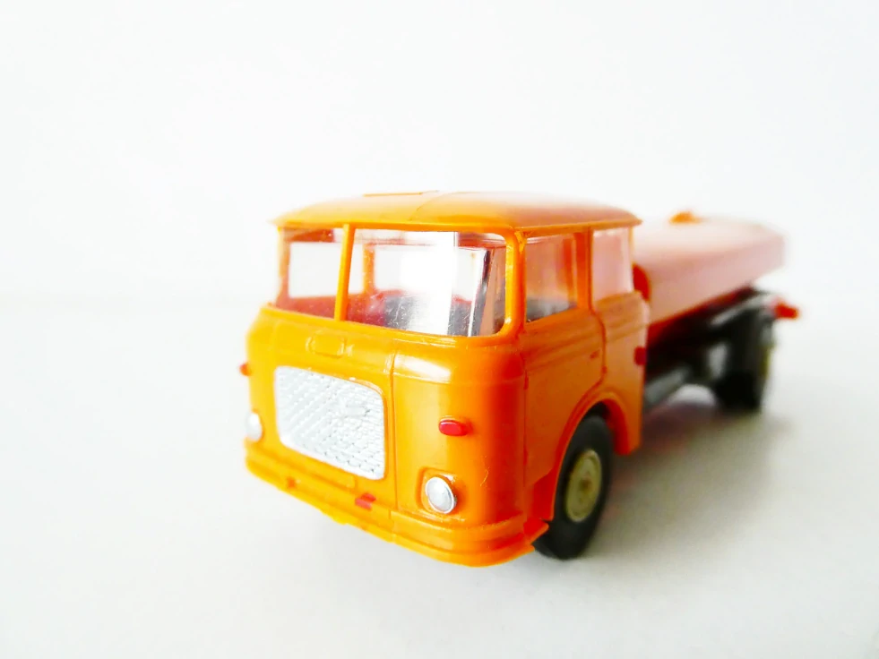 H0 Nákladní automobil ŠKODA s řidičem - cisterna na vodu oranžová