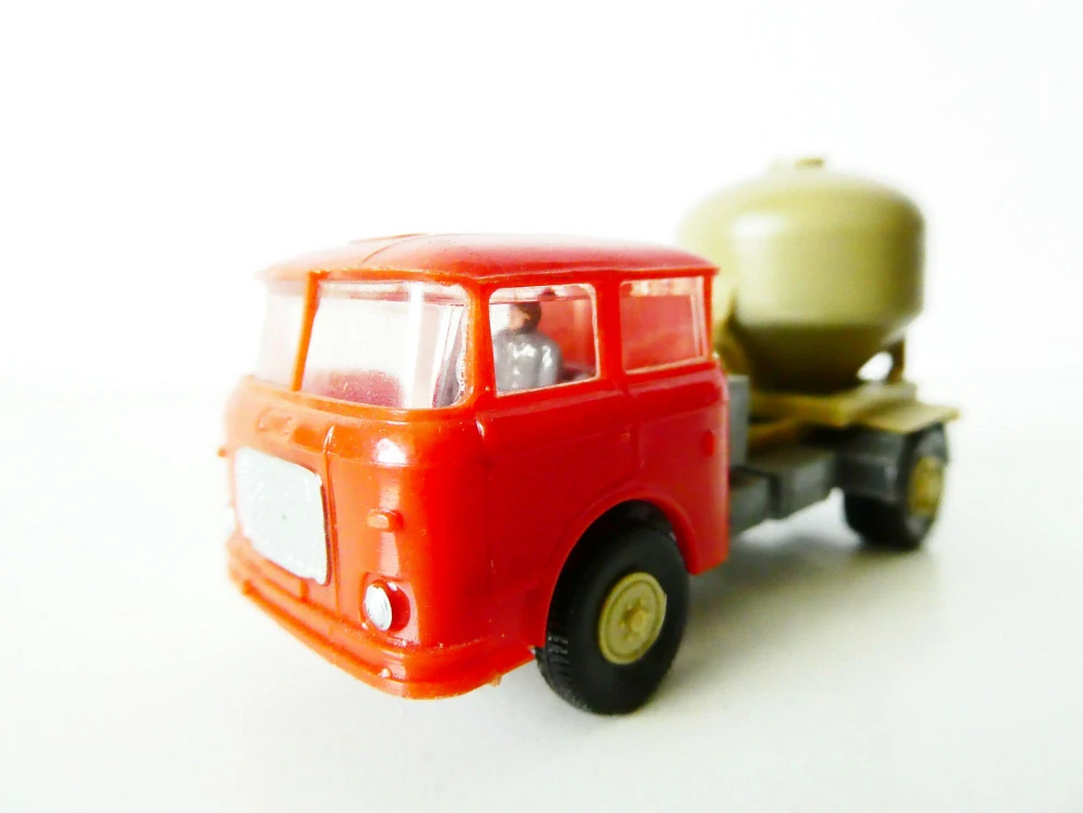 H0 Nákladní automobil ŠKODA s řidičem - cement PĚKNÝ STAV