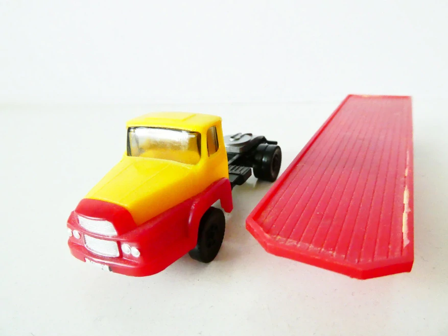 H0 Nákladní automobil - tahač s plošinovým návěsem