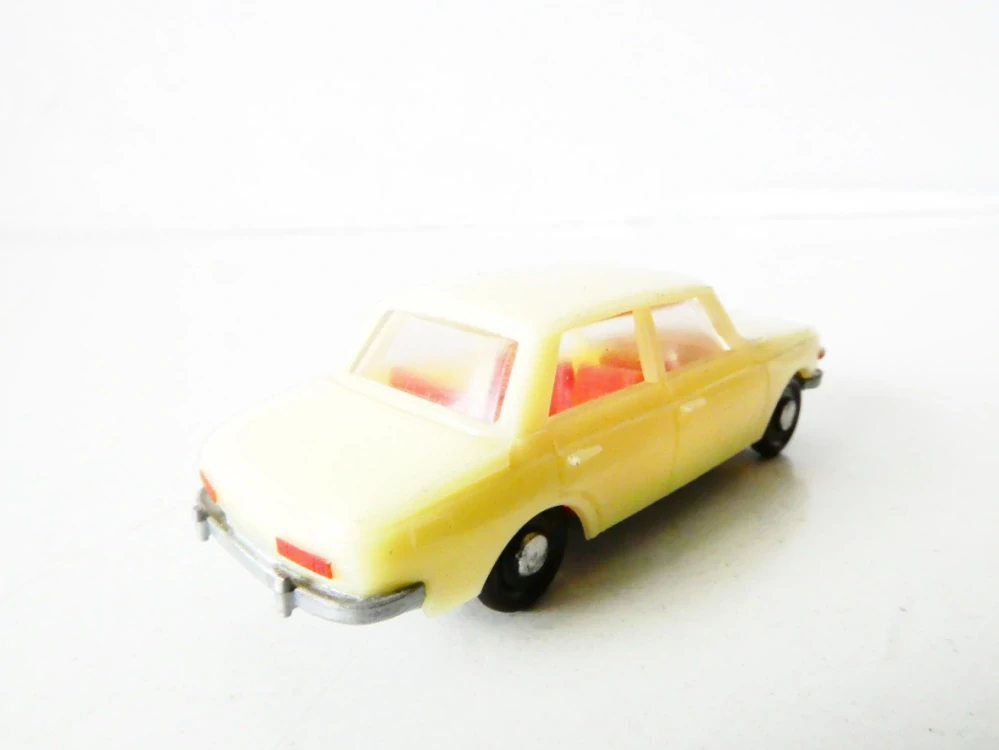 H0 Osobní automobil Wartburg 353 bílá smetanová