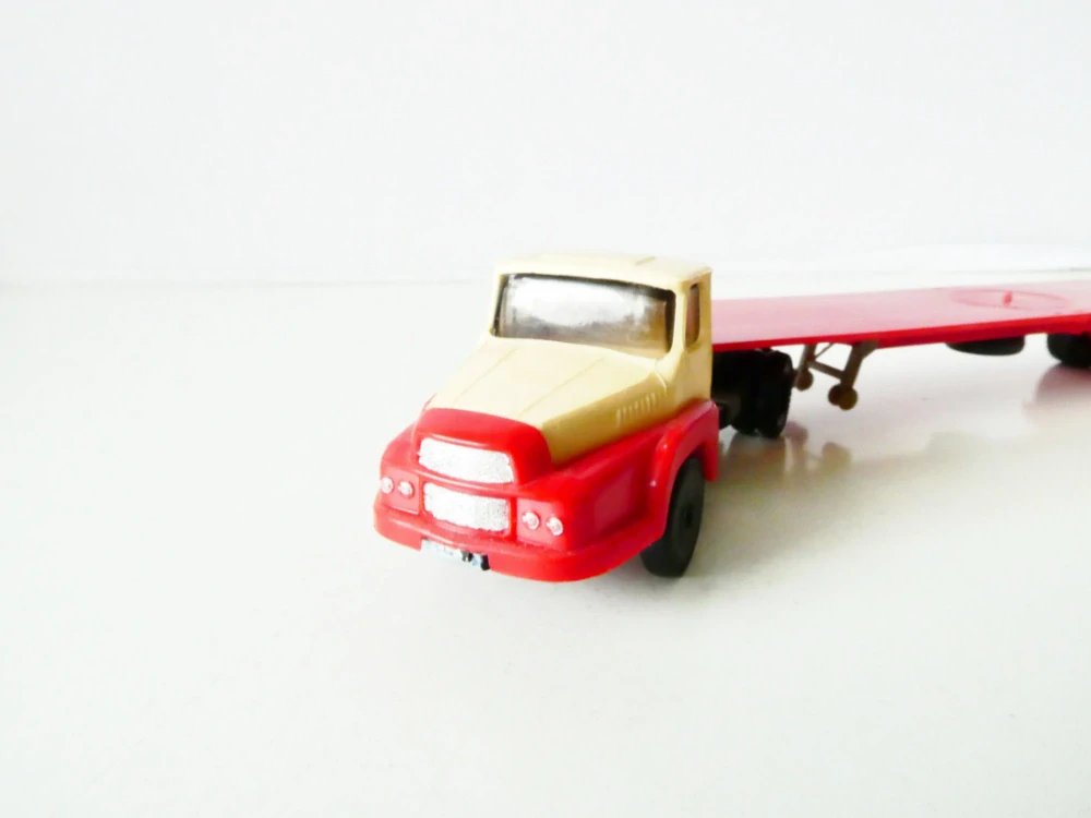 H0 Nákladní automobil - tahač s plošinovým návěsem