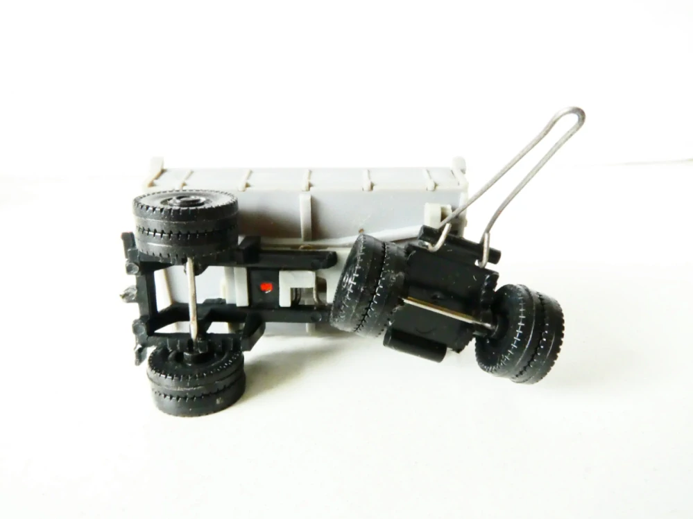 H0 Přívěs za nákladní automobil s bočním výklopným mechanismem PĚKNÝ STAV