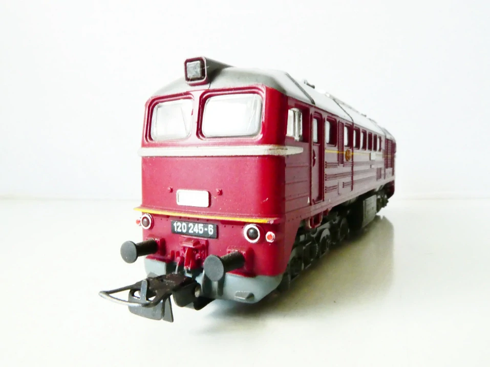 H0 GÜTZOLD Dieselová lokomotiva BR 120 245-6 DR OSVĚTLENÁ PĚKNÝ STAV