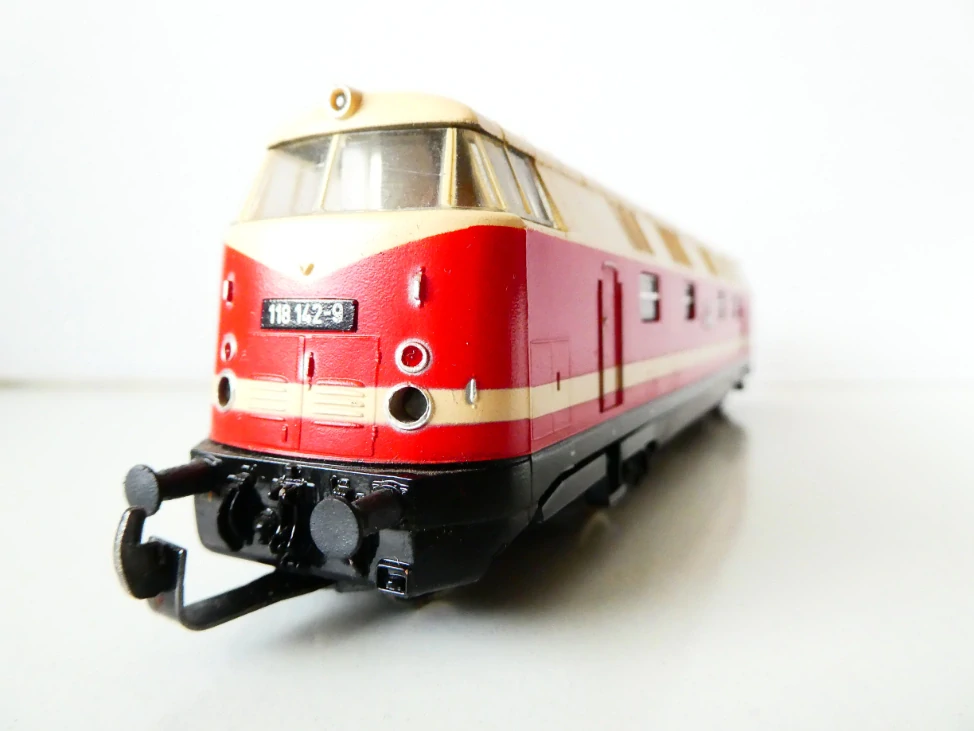 H0 GÜTZOLD Dieselová lokomotiva BR 118 142-9 DR PĚKNÝ STAV