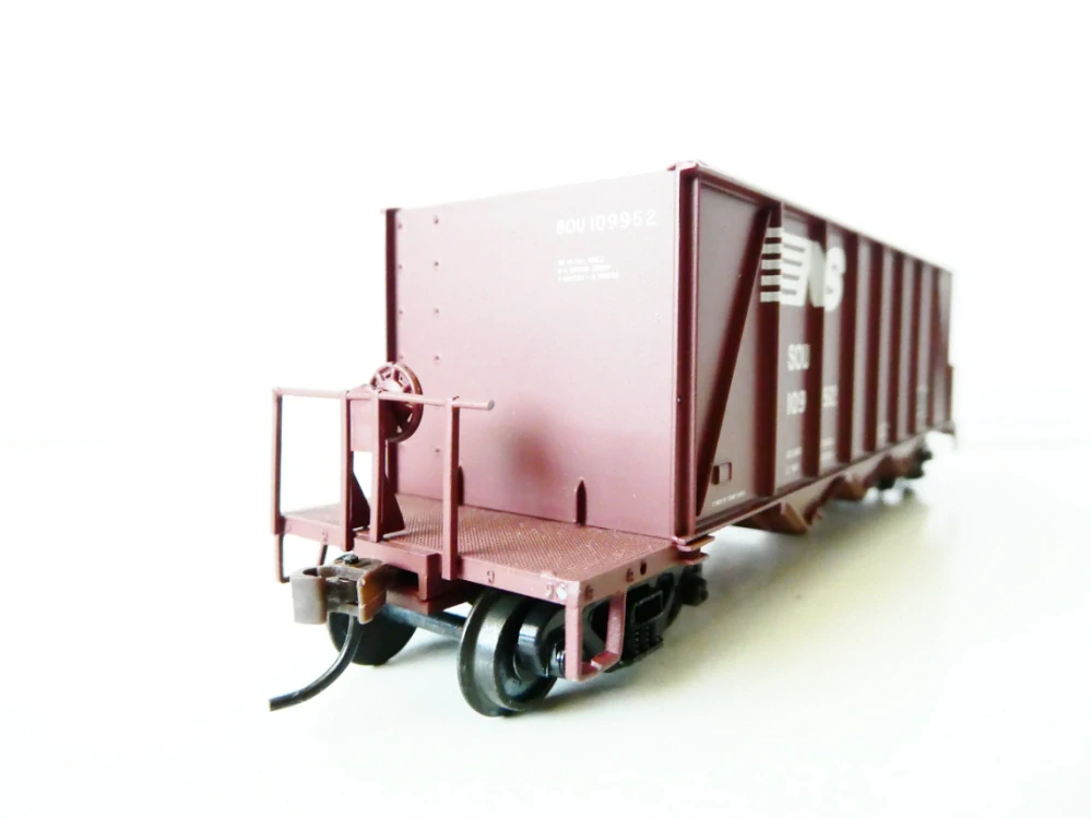 H0 Walthers Nákladní vůz na sypké hmoty s nákladem písku SOU 109 952 NS (Norfolk Southern) 