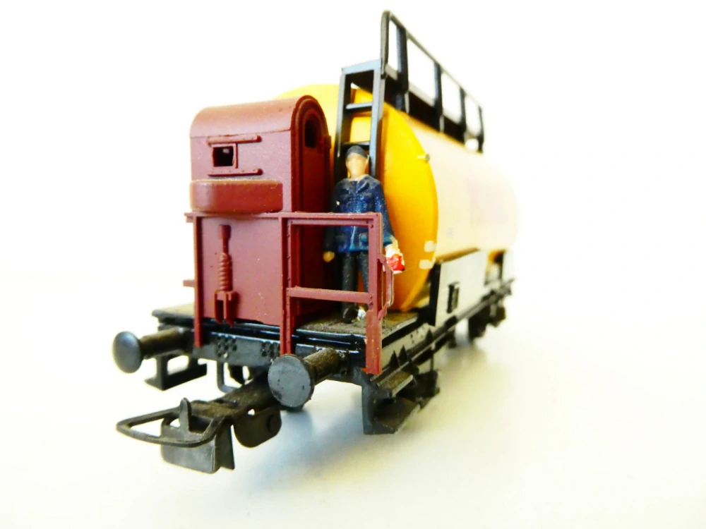 H0 PIKO Cisternový vůz s budkou brzdaře a obsluhou MINOL 52-02-29 DR PĚKNÝ STAV