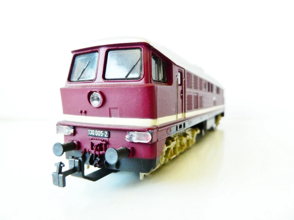 H0 PIKO Dieselová lokomotiva BR 130 005-2 DR OSVĚTLENÁ  PĚKNÝ STAV